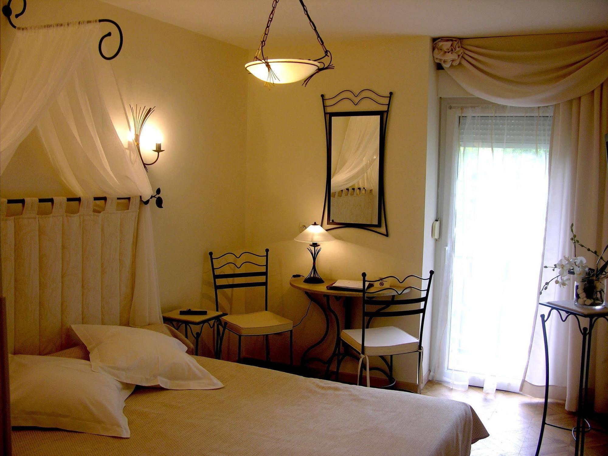 Logis Hotel Restaurant Les Norias Cazilhac  외부 사진